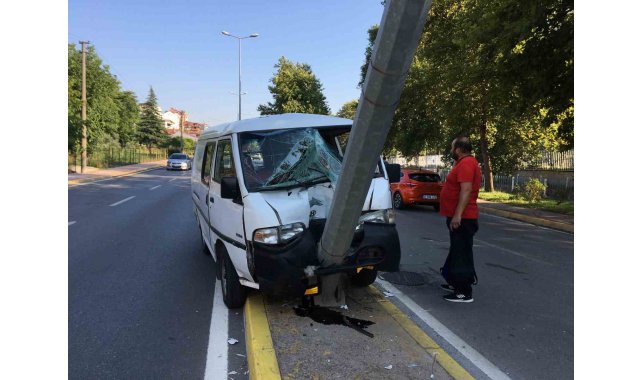 Kamyonet aydınlatma direğine saplandı: 1 yaralı