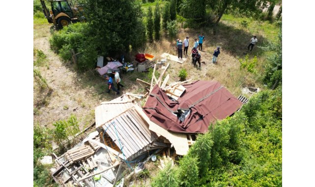 Kartepe'de kaçak bungalovlar yıkıldı