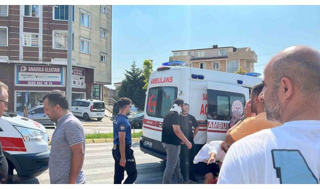 Kavşakta kaza yapan otomobil ortalığı birbirine kattı: 2'si yaya 4 yaralı