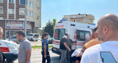 Kavşakta kaza yapan otomobil ortalığı birbirine kattı: 2'si yaya 4 yaralı