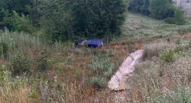 Kaza yapan otomobil, yeşil alana savruldu
