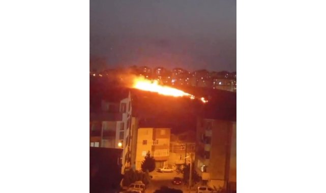 Kocaeli'de çıkan yangın geceyi aydınlattı