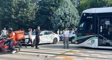 Kocaeli'de tramvay otomobile çarptı: 3 yaralı