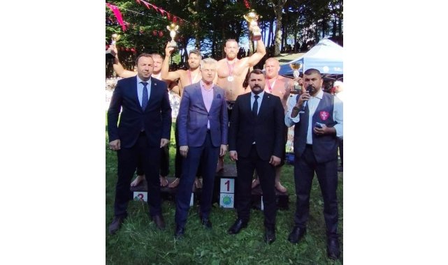 Körfez Gençlerbirliği güreşçileri kürsüde