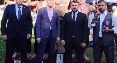Körfez Gençlerbirliği güreşçileri kürsüde