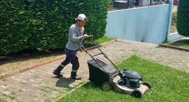 Körfez'in parklarına yaz bakımı