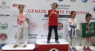 Körfezli karateciler şehre madalyalarla döndü