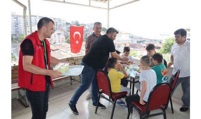 Kur'an kursuna başlayan çocuklara kek ve limonata ikramı