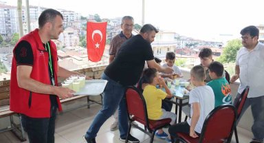Kur'an kursuna başlayan çocuklara kek ve limonata ikramı