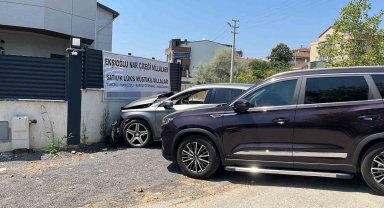 Otomobil önce cipe, ardından duvara çarptı