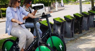 Pedal çevirerek telefonları şarj ediyorlar