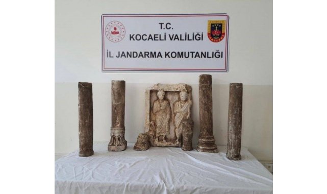 Roma dönemine ait heykel ve sütunlar evden çıktı