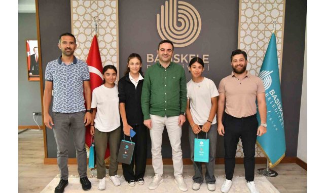 Şampiyon gençlere hediye
