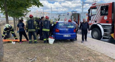 Sıkıştığı yerden otomobilin kapısı kesilerek kurtarıldı