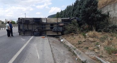 Sürücüsünün uyuduğu iddia edilen kamyon devrildi