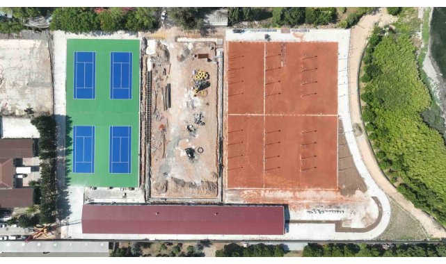 Tenis Merkezi'nde balon kortlar boyandı