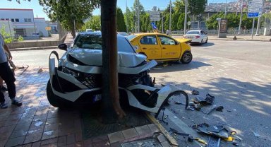 Ticari taksi ile otomobil çarpıştı: 2 yaralı