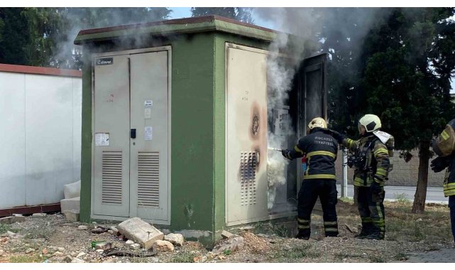 Trafoda çıkan yangın mahalleyi elektriksiz bıraktı