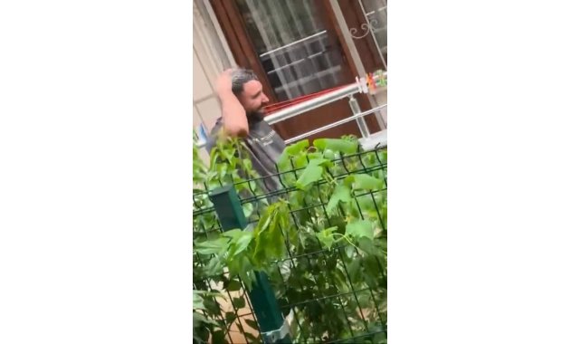 Yağmur sonrası köprü şelaleye döndü, çocuklar böyle eğlendi
