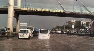 Yağmur yağdı, Gebze adeta felç oldu!