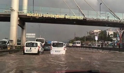 Yağmur yağdı, Gebze adeta felç oldu!