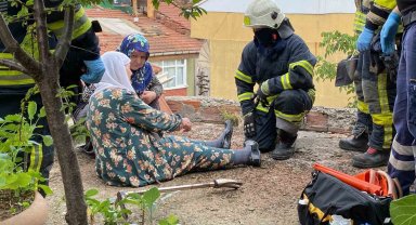 Yaşlı kadın tavukları için çıktığı çatıda mahsur kaldı