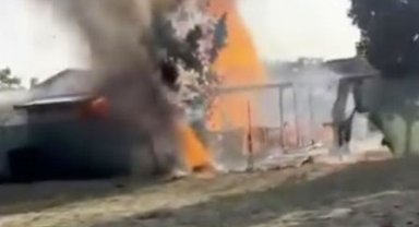 Ahşap evde çıkan yangını hortumla söndürmeye çalışsa da başarılı olamadı