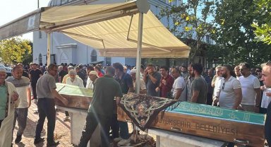 Bıçaklanarak öldürülen ve evlerinde yakılan çift gözyaşları içinde toprağa verildi