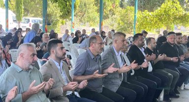 Depremde hayatını kaybedenler için eller semaya açıldı