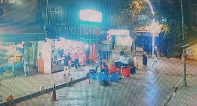 Dükkana geldi, esnafı vurdu: O anlar kamerada