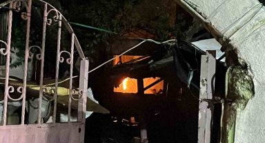 Gebze'de korkutan yangın: 3 ev alevlere teslim oldu