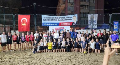 Gölcük'te plaj voleybolu çekişmeli anlara sahne oldu