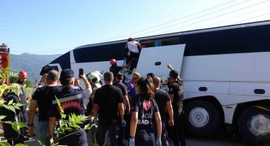 Kocaeli'de tur otobüsü yan yattı: 43 kişi bir saatte kurtarıldı