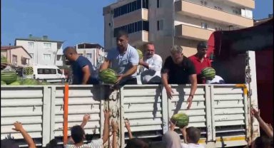 Mahalleliye karpuz dağıtıldı: 27 ton 1 saatte bitti