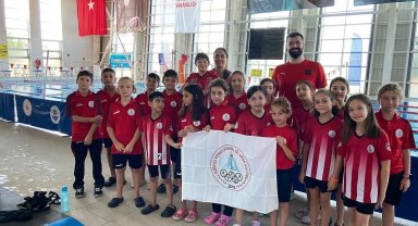 Minik yüzücüler, hayatını kaybeden sporcular için yüzdü
