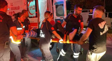 Motosiklet, kırmızı ışıkta bekleyen otomobile arkadan çarptı: 2 yaralı