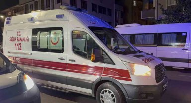 Motosiklet yolun karşısına geçmeye çalışan yayaya çarptı: 3 yaralı