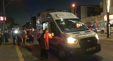 Otomobilini park etmek isterken 2 çocuğa çarptı