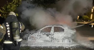 Park halindeki otomobil alev topuna döndü