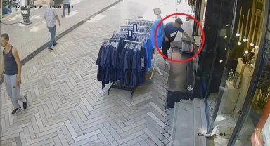 Şaşırtan hırsızlık: Dükkanın önündeki sigara paketini böyle çaldı