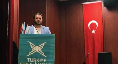 TÜGVA Çayırova Yaz Okulu kapanış programında salon tıklım tıklım doldu