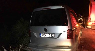 Uçurumda asılı kalan araçtan çıkmaya çalışırken 30 metre yükseklikten düştü