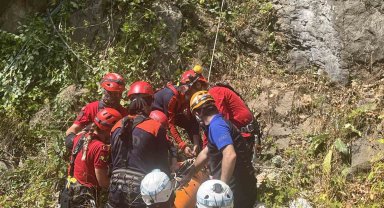 300 metrelik uçurumdaki ceset operasyonla çıkartıldı