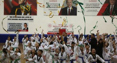 330 minik taekwondocu kuşak atladı
