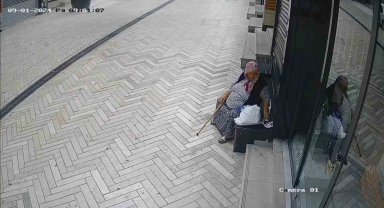 Absürt hırsızlık: Kameralara baka baka fincanı çaldı