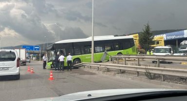 Belediye otobüsü bariyerlere çarptı, araçta yolcu olmaması faciayı önledi