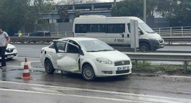 Belediye otobüsü ile otomobil çarpıştı: 2 yaralı