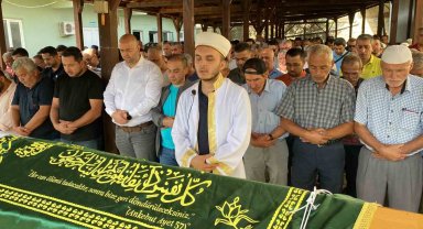 Bıçaklanmış halde evde ölü bulunmuştu, son yolculuğuna uğurlandı