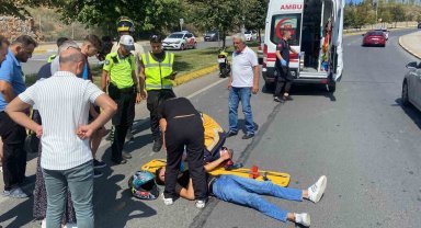 Direksiyon hakimiyetini kaybeden motosikletli kaza yaptı: 2 yaralı