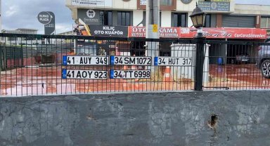 Gebze'de sağanak sürücülere zor anlar yaşattı